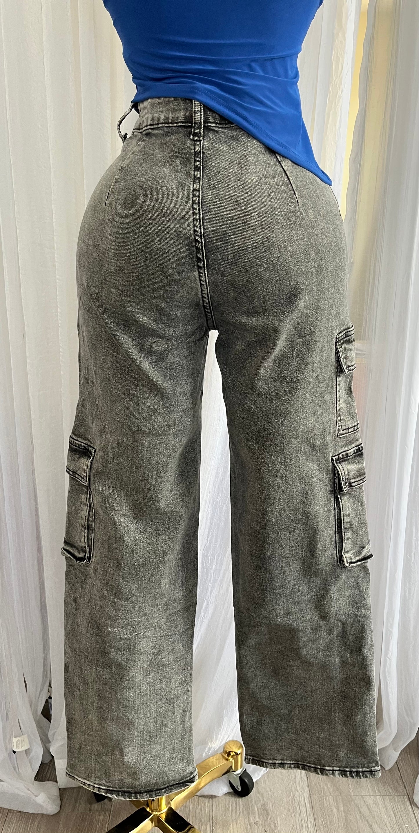 Gray cargo jeans (size up)