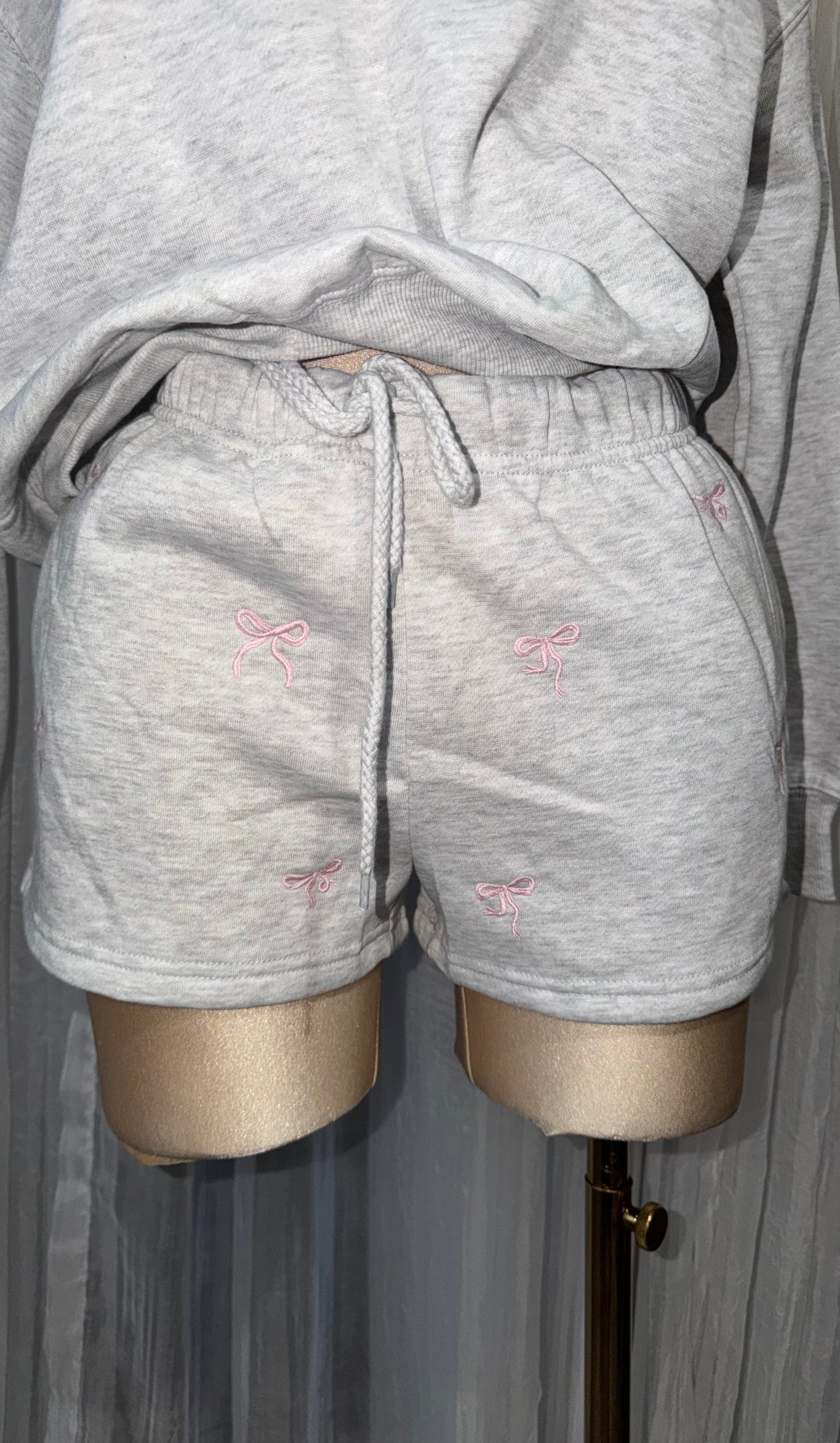 Embroidered bow shorts